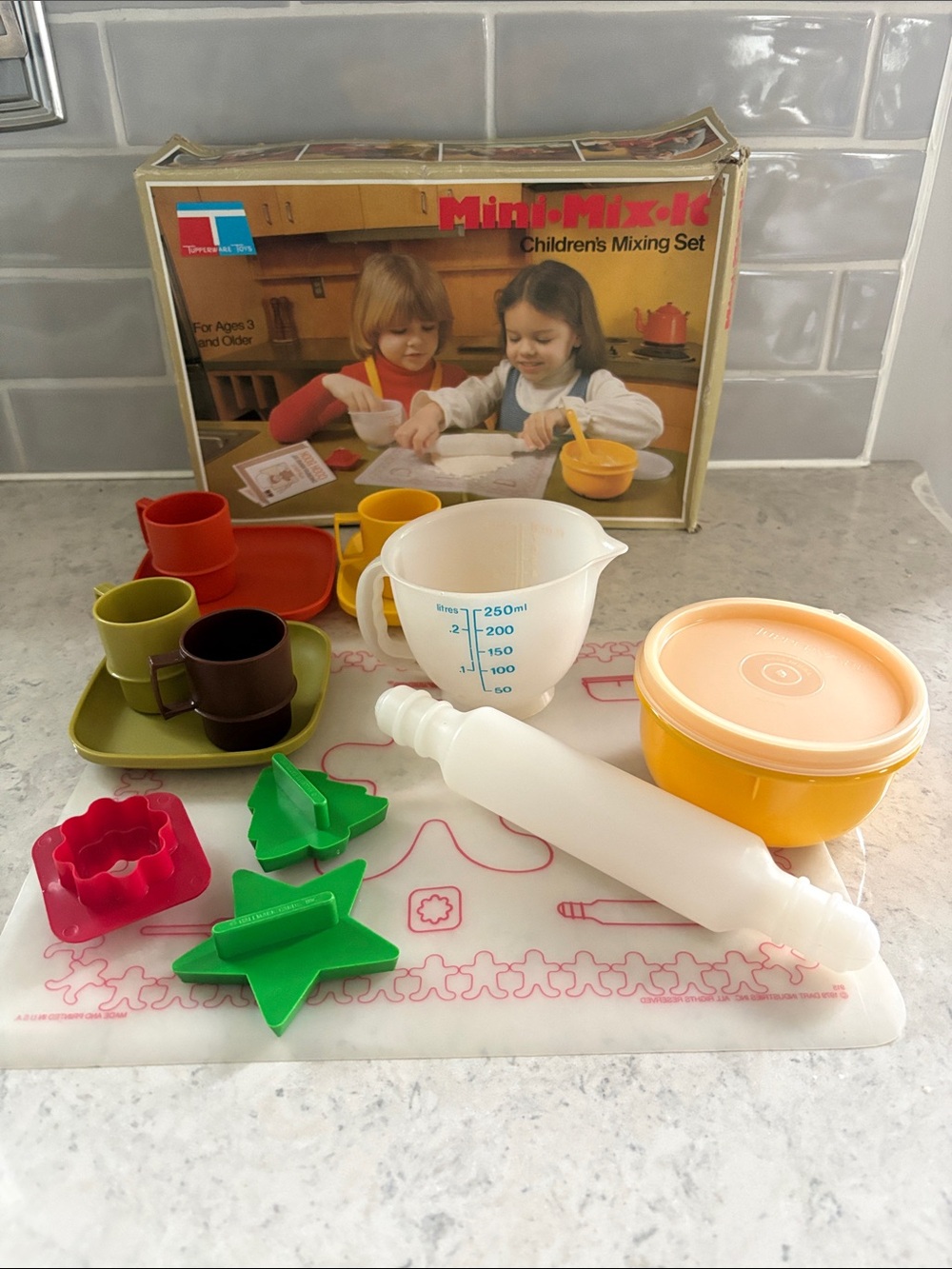 1979 Tupperware Children’s Mixing Set Mini Mix It plus Plates, cups
